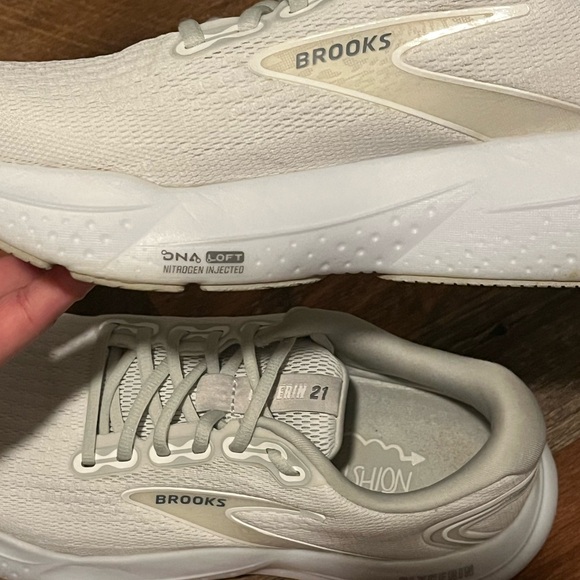 EUC Women’s Brooks Glycerin Cream and White Size 9 - Picture 11 of 13